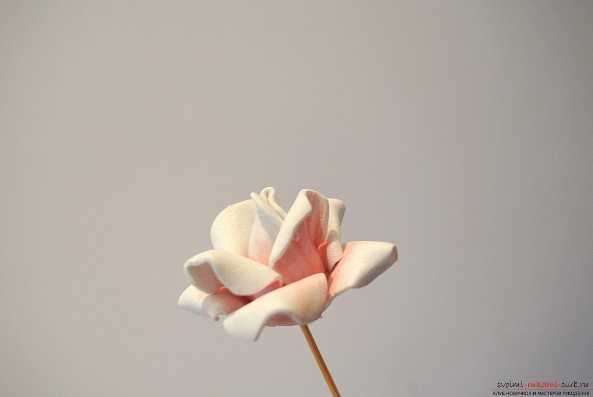 Мастер-класс поможет создать бутоньерку, для которой цветы изготавливаются своими руками из фоамирана.. Фото №7